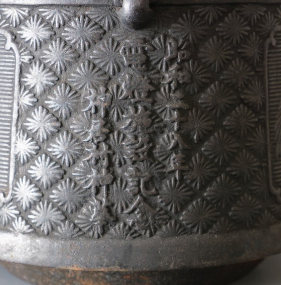 Image 1 of vintage Japanse ketel Tetsubin 鉄瓶 met reliëfontwerp