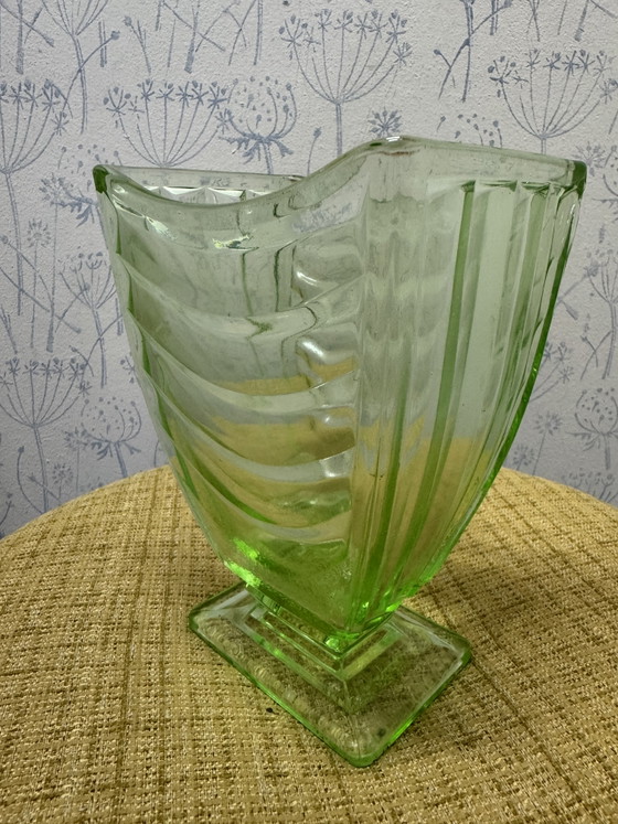 Image 1 of Vaso vintage in vetro verde Sowerby Press, stile Art Déco.