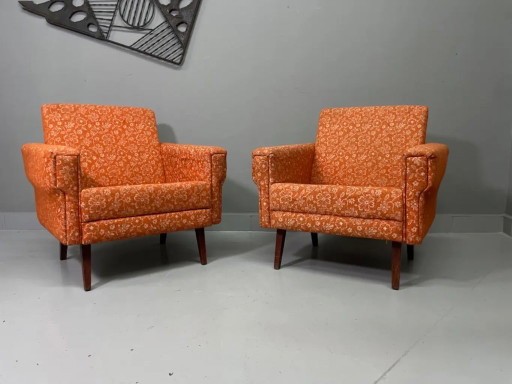 Een paar retro fauteuils, gestoffeerde loungestoelen uit het midden van de 20e eeuw, Tsjechisch/Centraal-Europees, midden 20e ee