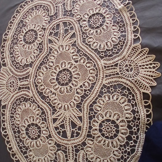 Image 1 of Chemin de table vintage en dentelle roumaine faite main / Chemin de table en macramé