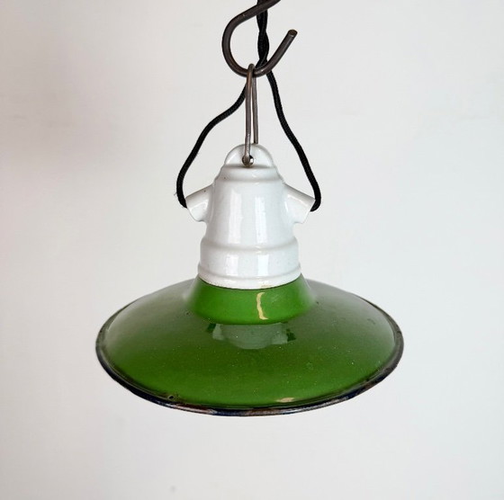 Image 1 of Industrielle Hängelampe aus grüner Emaille, 1950er