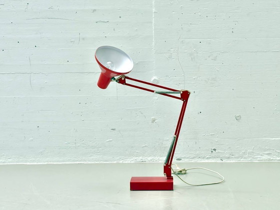 Image 1 of Rode bureaulamp uit het midden van de 20e eeuw, met verstelbare armleuningen.