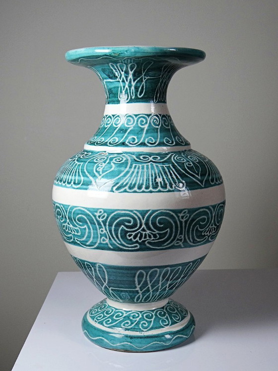 Image 1 of Grote vintage balustervaas van turkooizen keramiek met ingesneden decoratie.