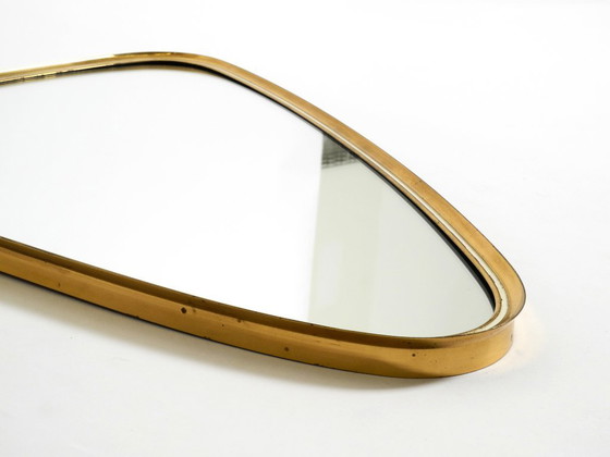 Image 1 of Beautiful heavy mid-century brass kidney-shaped wall mirror from Münchner Zierspiegel