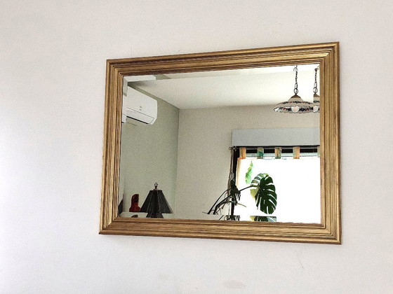 Image 1 of Grande specchio con cornice in legno dorato e vetro bisellato