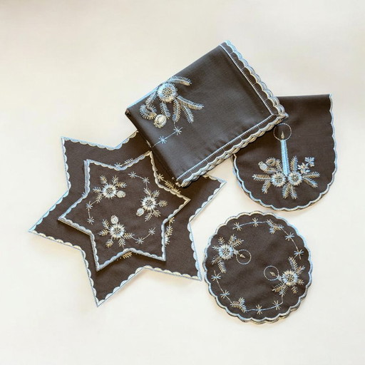 Pièce rare ! Nappe de Noël des années 1980 – marron à broderies blanches, 7 pièces