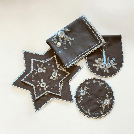 Image 1 of Raro ritrovamento! Set di tovaglie natalizie anni '80, marrone con ricami bianchi, 7 pezzi