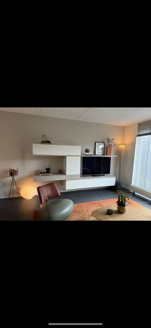 Luxuriöse TV-Möbel der italienischen Marke Pescarollo, Elegantes Design in hochglänzendem Weiß und Taupe