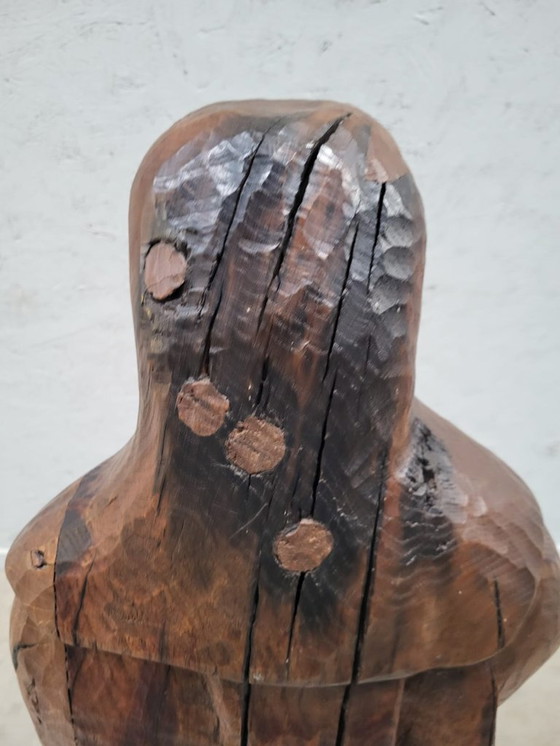 Image 1 of Sculpture en chêne d'un pleureur d'après Claus Sluter, signée R. Van Riet, 92 cm de haut.