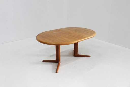 Mesa de comedor redonda extensible danesa vintage de teca de la década de 1960.