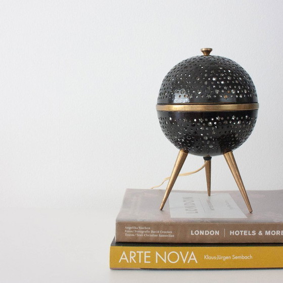 Image 1 of Lampe de table Saturn française des années 1950 en aluminium ajouré et laiton