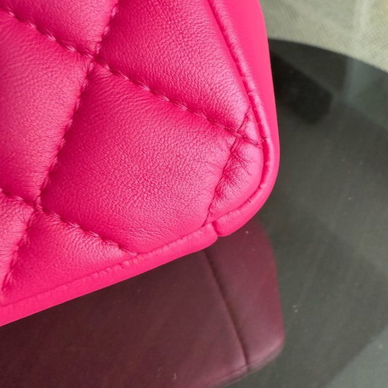 Image 1 of Borsa Chanel Chic Flap Small - 23 cm in pelle di agnello trapuntata rosa acceso con finiture dorate, serie 22