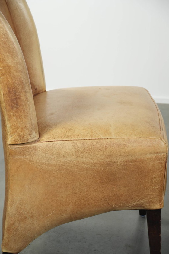 Image 1 of 6 chaises de salle à manger en cuir de vachette clair, avec une belle couleur claire, une assise confortable et un dossier haut.