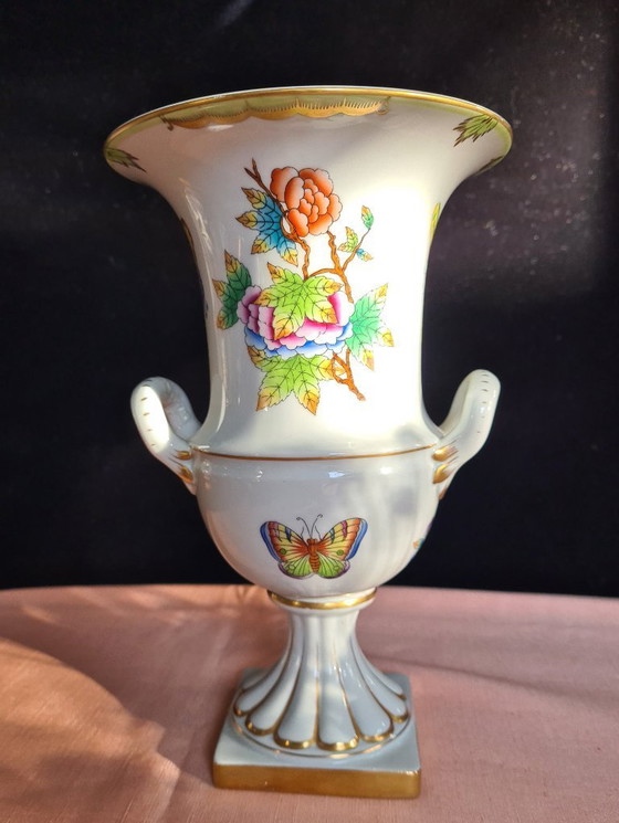 Image 1 of Herend Queen Victoria vaas met handvatten op voet- 24-karaats gouden accenten.