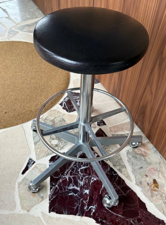 Image 1 of 4 tabourets de pharmacie