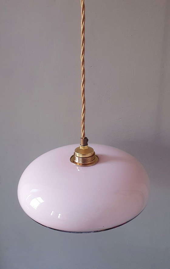 Image 1 of Lampada a sospensione vintage in vetro opalino rosa pastello con finiture dorate.