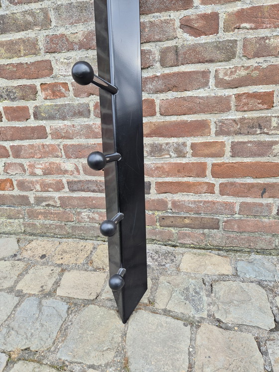 Image 1 of Perchero posmoderno con perchas