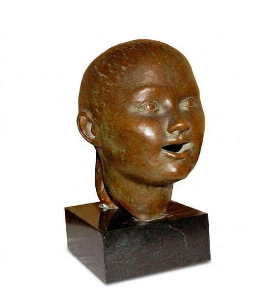 Image 1 of Elegante escultura de bronce: busto de una niña sobre una base de mármol macizo.