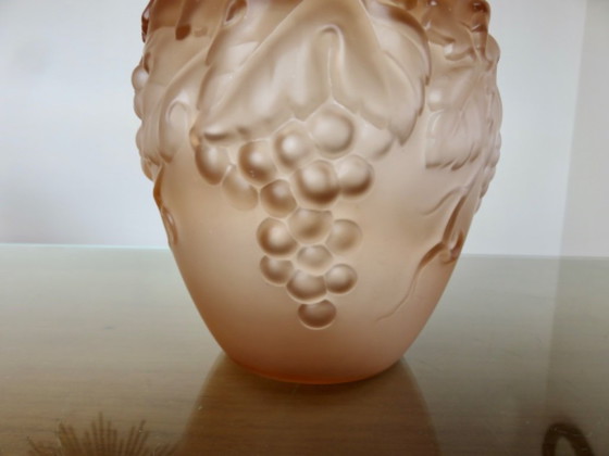 Art-déco-Vase aus rosa Pressglas mit Weinrankendekor, signiert "Souchon Neuvesel", Frankreich, 40er Jahre (photo 2 of 10)