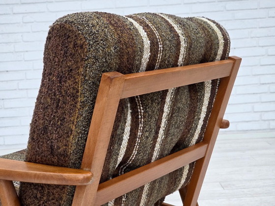 Image 1 of Fauteuil danois des années 1970, en bois de hêtre, recouvert de tissu d'ameublement en laine.