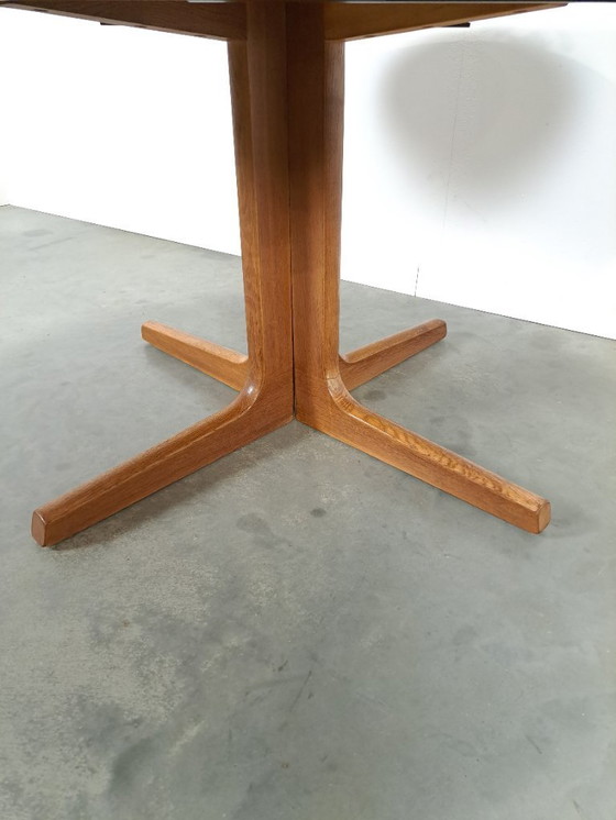 Image 1 of Tavolo da pranzo rotondo ovale allungabile in rovere