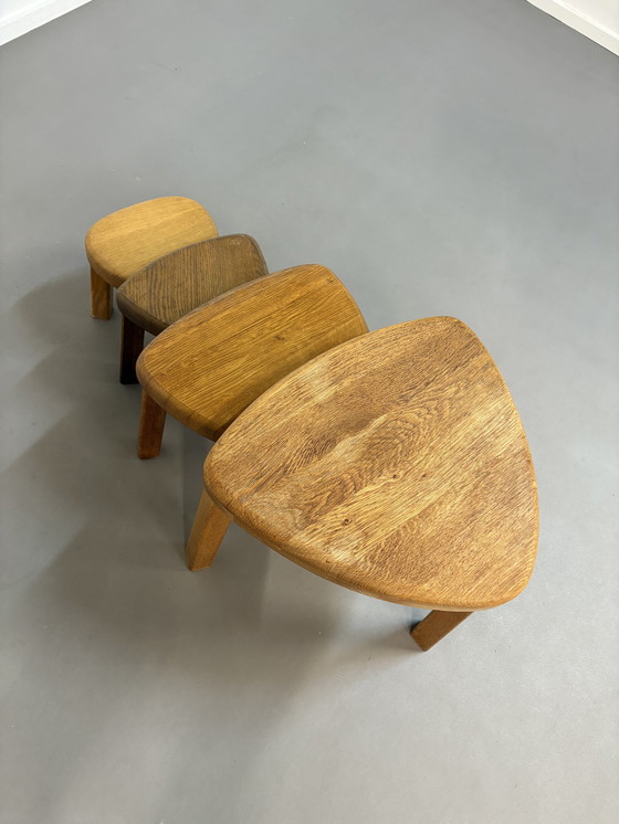 Image 1 of Set di 4 tavolini laterali brutalisti in rovere di metà secolo, a forma di plettro, anni Settanta