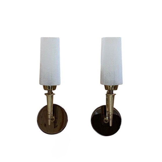 Set van twee messing wandlampen met vierkante tulpvormige kappen van wit geribbeld glas. – Brass (photo 9 of 9)