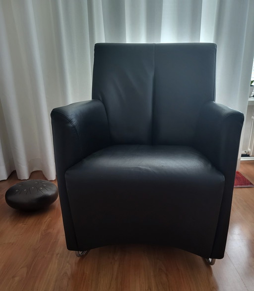 Fauteuil en cuir noir LEOLUX