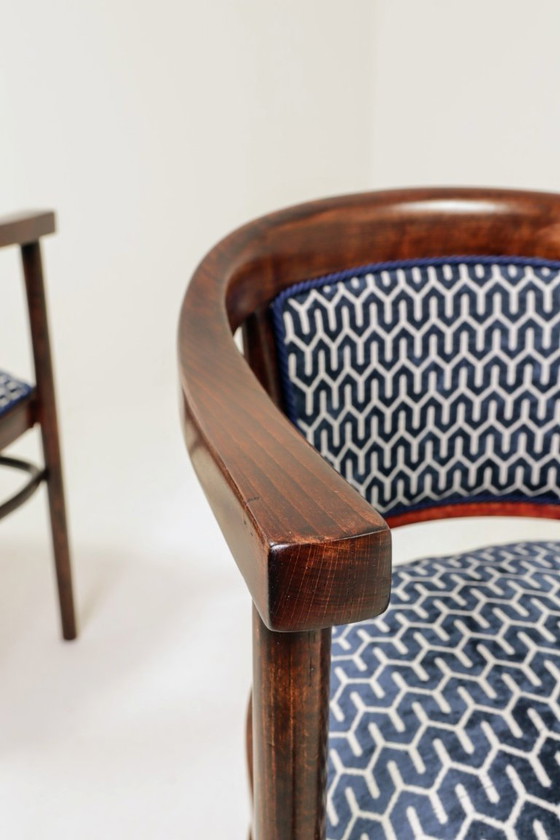 Image 1 of Art-Deco-Sesselset mit zwei Sesseln von Thonet, nachtblauer Jacquard, komplett restauriert