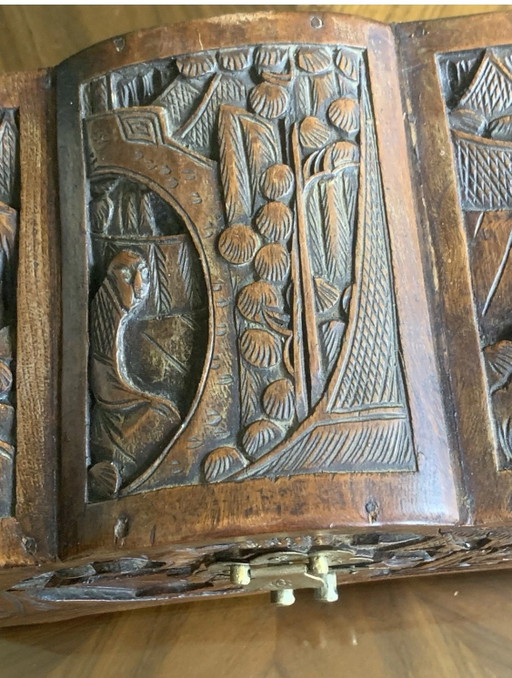 Vollständig aus Kampferholz geschnitzte Schachtel. Spätes 19. / frühes 20. Jahrhundert – decoratieve objecten (photo 2 of 14)