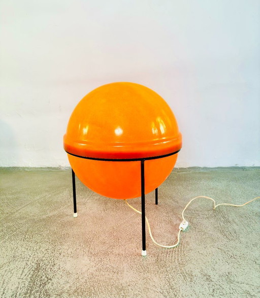 Grande lampada da terra a sfera con treppiede in stile futuristico, di colore arancione, di designer (photo 2 of 5)