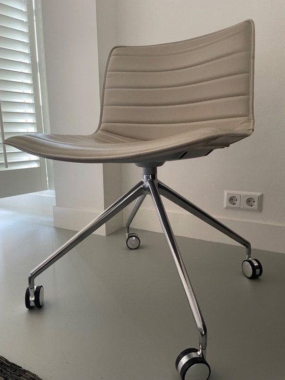 Image 1 of 9x sedie da conferenza Arper Catifa in pelle. 6 beige chiaro, 3 beige