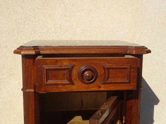 Image 1 of Mesita de noche de nogal estilo Luis Felipe con falsos cajones