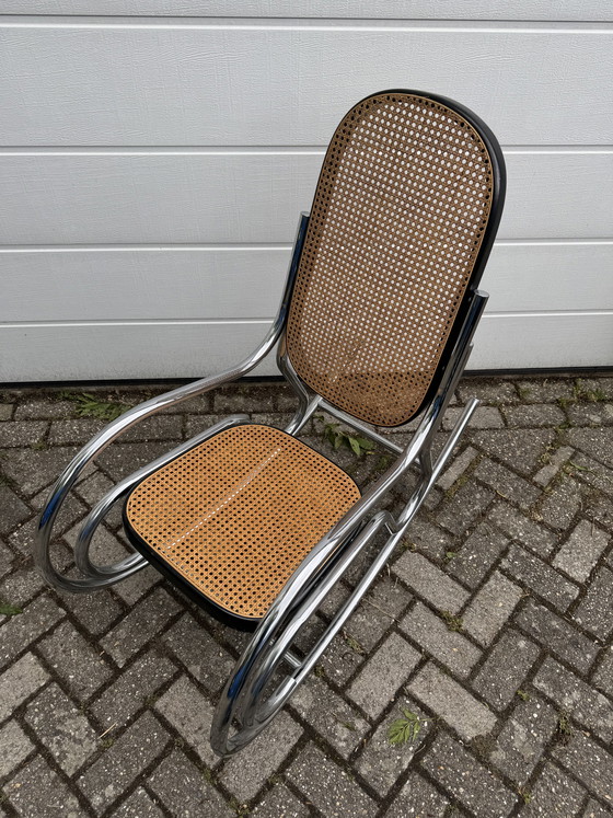 Image 1 of Sedia a dondolo vintage in stile Marcel Breuer con struttura cromata e seduta in vimini.