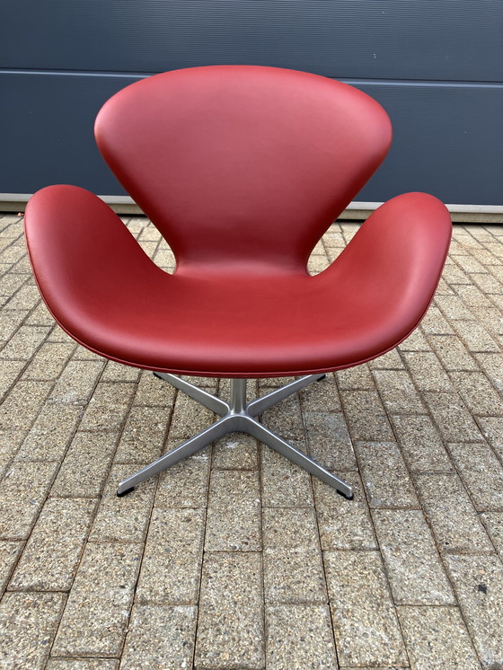 Image 1 of Silla Fritz Hansen Swan en cuero rojo indio, ¡¡¡NUEVA!!!