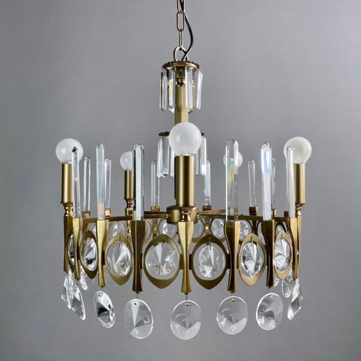 Gaetano Sciolari, five-light chandelier from the "Ovali" series, 1960s. Burnished brass frame and original optical crystals.