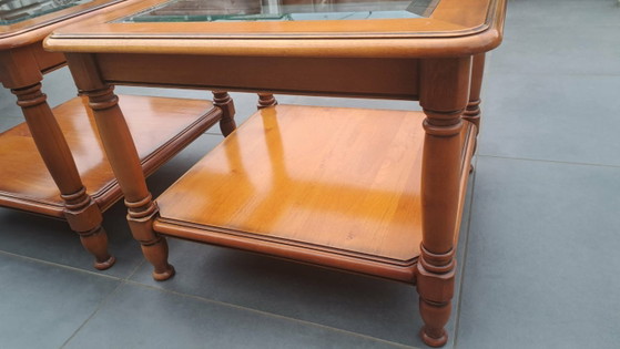 Image 1 of Set van 2 Klassieke Italiaanse Bijzettafels / Salontafels (60x60 cm) – Hout & Glas