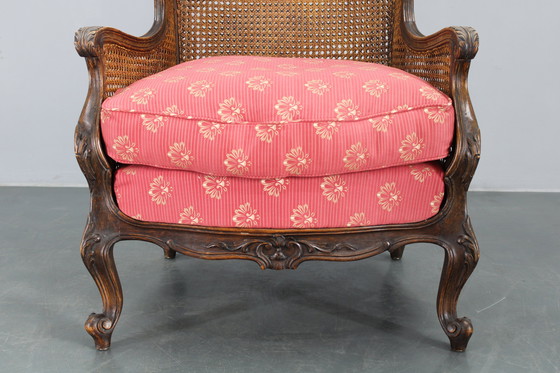 Image 1 of Ancienne chaise à oreilles sculptée avec côtés en canne, Tchécoslovaquie