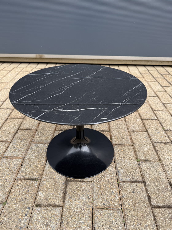 Image 1 of 2x Knoll Tulip Eero Saarinen bijzettafelt 51cm Nero Marquina en 41cm zwart Feniks laminaat