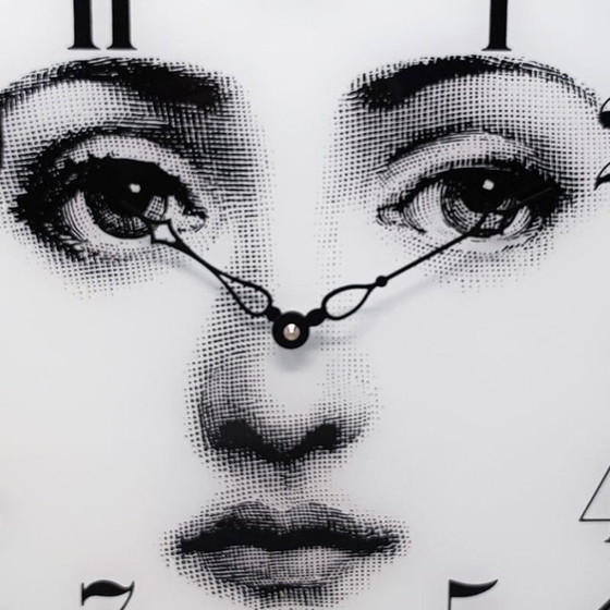 Image 1 of Horloge murale en verre des années 1990, signée Fornasetti. Fabriquée en Italie.