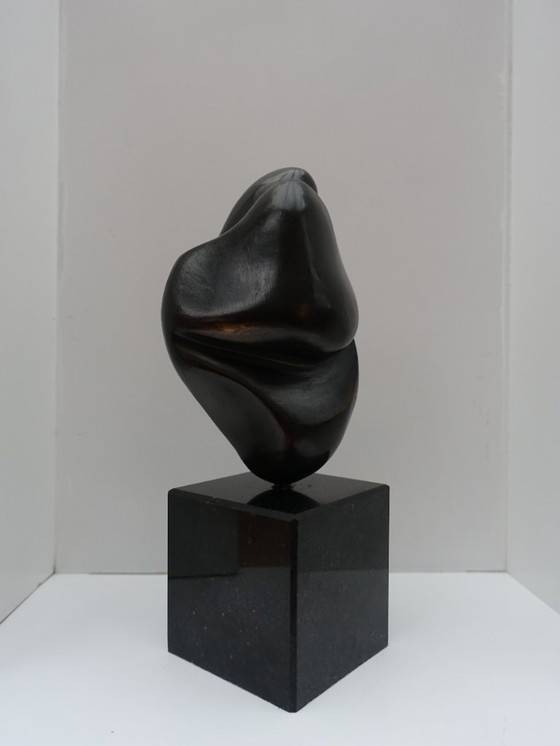 Image 1 of Estatuilla abstracta de bronce.