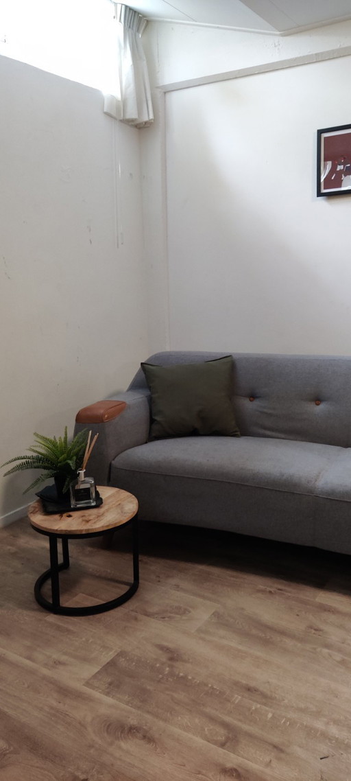 Divano di design Montèl | Grigio con dettagli in pelle | 3 posti