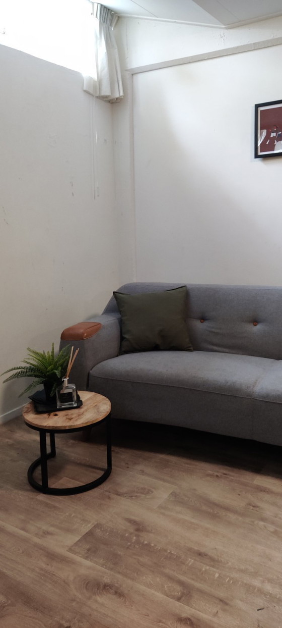 Image 1 of Canapé design Montèl | Gris avec détails en cuir | 3 places