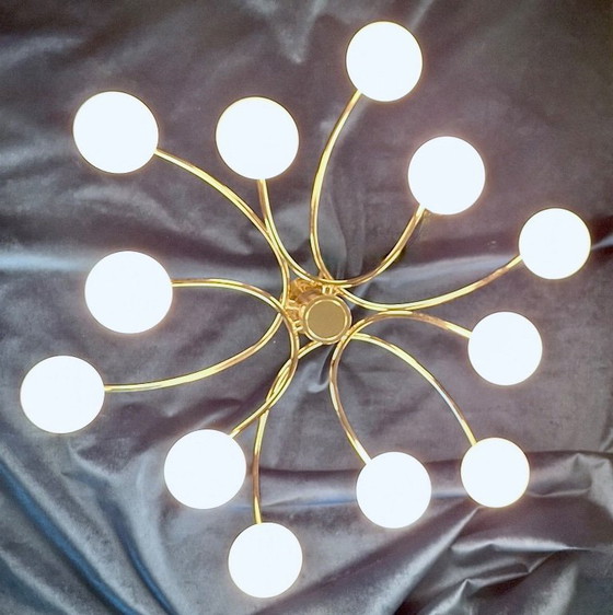 Image 1 of Grote vintage Helestra kroonluchter met 12 melkglazen bollen op een messing frame