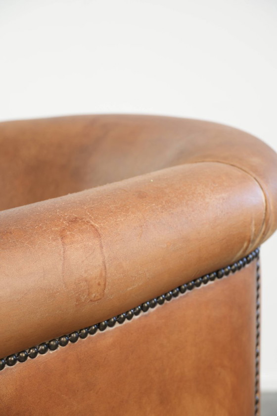 Heerlijke vintage schapenleren clubfauteuil in een mooie lichte cognac kleur met een prachtig patina en een (photo 9 of 14)