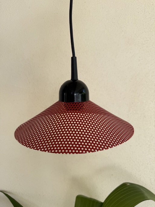 Rode metalen lamp met visnetmotief, MEMPHIS design uit de jaren 80, Mategot-stijl