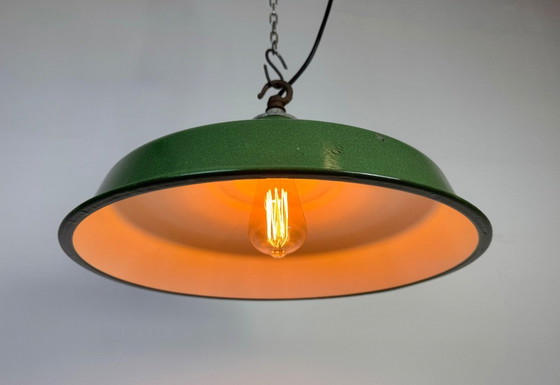 Image 1 of Industriële groene emaille fabriekshanglamp, jaren 60