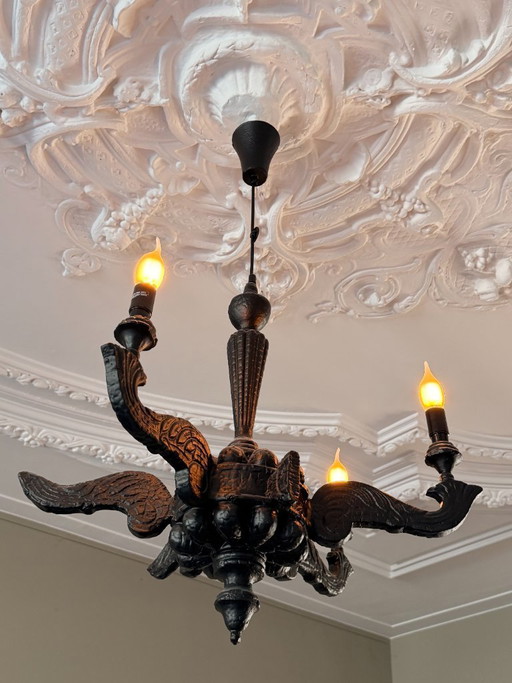 Hermosa lámpara de araña de humo