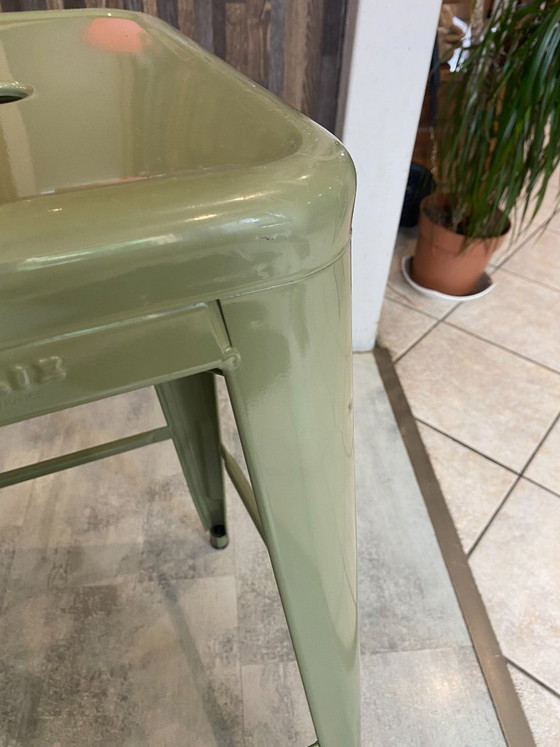 Image 1 of Taburete alto industrial Tolix H75 apilable, color verde oliva.