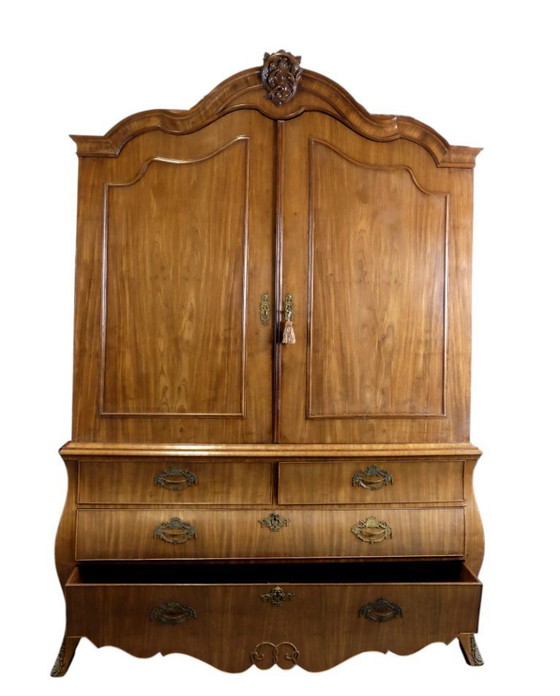 Image 1 of Cabinet de style Louis XV, milieu du XVIIIe siècle.